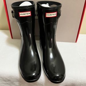Black low hunter boots, new.
